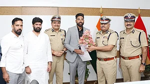 X/CricCrazyJohns : Mohammed Siraj (c) receives the honour from Telangana Police officials.