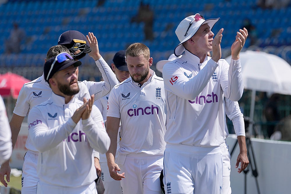 | Photo: AP/Anjum Naveed : Pakistan vs England 1st Test: England's Zak Crawley, right, and teammates acknowledge crowd