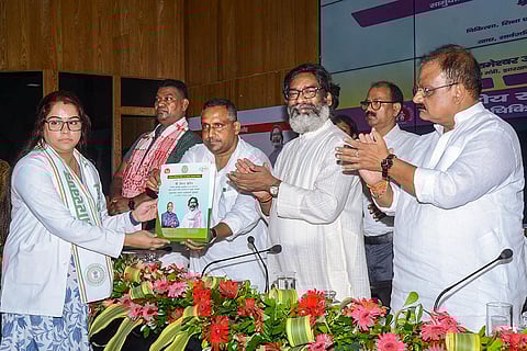 Hemant Soren distributes appointment letters