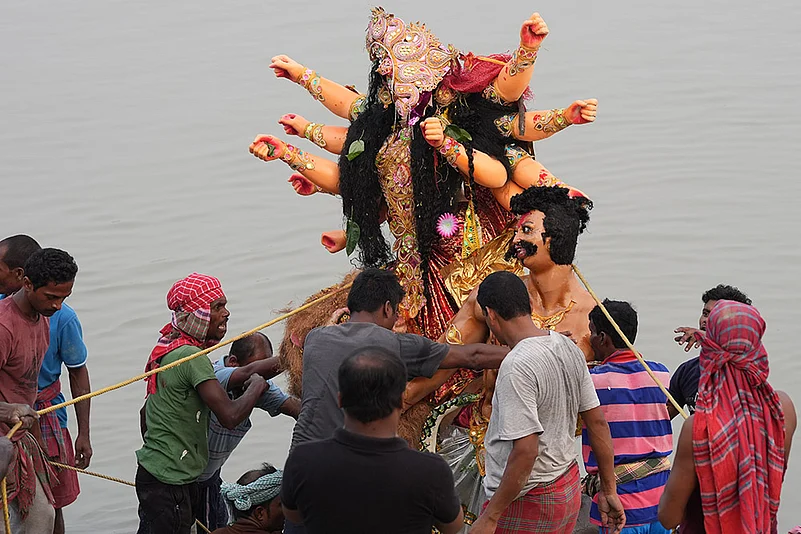 Durga Puja 2024: Goddess Durga Idol Immersion in Hooghly River on the occasion of Bijoya Dashami_4