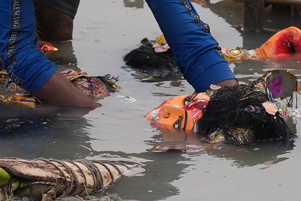| Photo: Sandipan Chatterjee/Outlook : Durga idol immersion in Kolkata