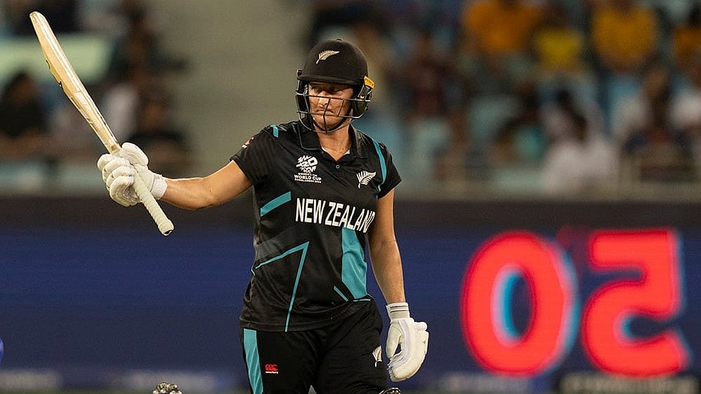 | Photo: AP/Altaf Qadri : Sophie Devine celebrates her fifty runs.