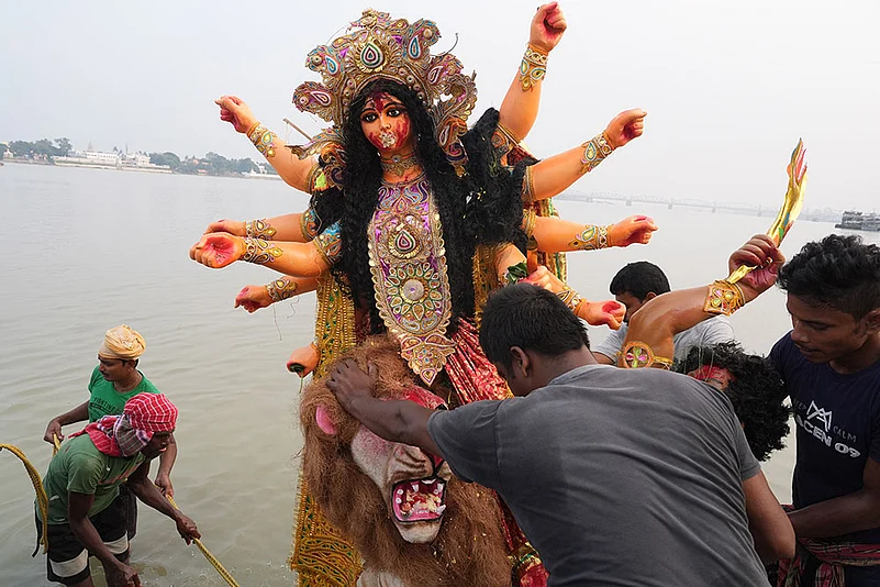 Durga Puja 2024: Goddess Durga Idol Immersion in Hooghly River on the occasion of Bijoya Dashami_3