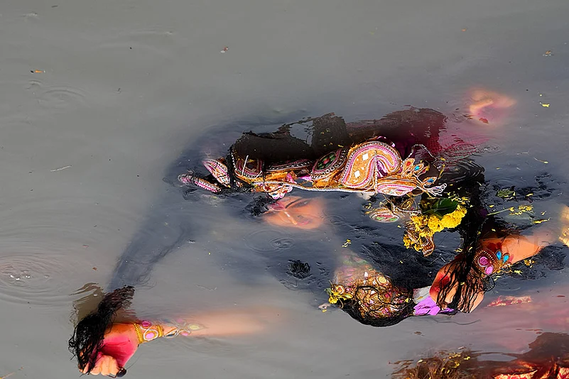 Durga Puja 2024: Goddess Durga Idol Immersion in Hooghly River on the occasion of Bijoya Dashami_2