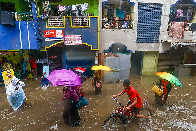 Tamil Nadu weather Chennai waterlogged after hevay Rains photo gallery_5