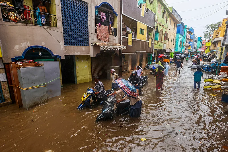 Tamil Nadu weather Chennai waterlogged after hevay Rains photo gallery_10