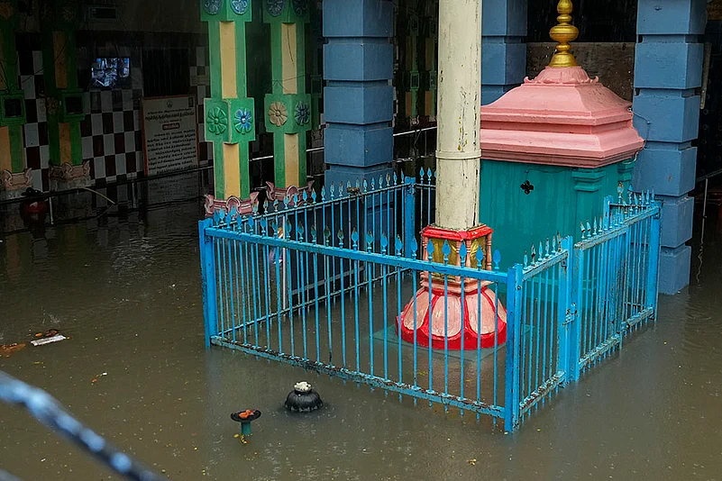 Tamil Nadu weather Chennai waterlogged after hevay Rains photo gallery_3