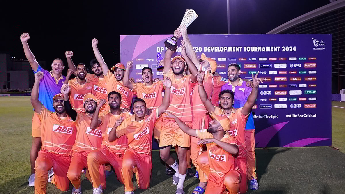 Gulf Giants players with the trophy.