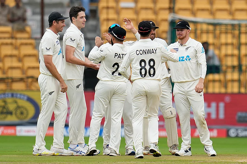 India vs New Zealand 1st Test Cricket Day 2_William ORourke & NZ team