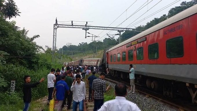 X/@Dildar_Dee : Train derailment in Assam