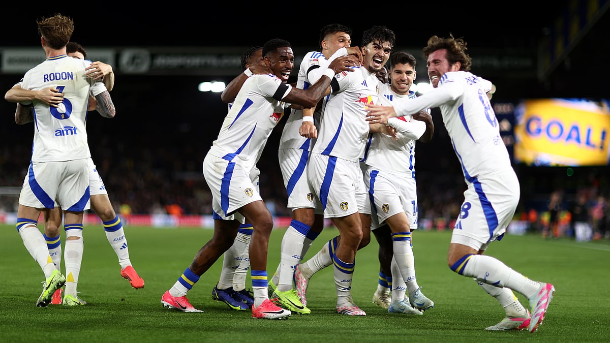Leeds United's players celebrate Pascal Struijk's goal - null