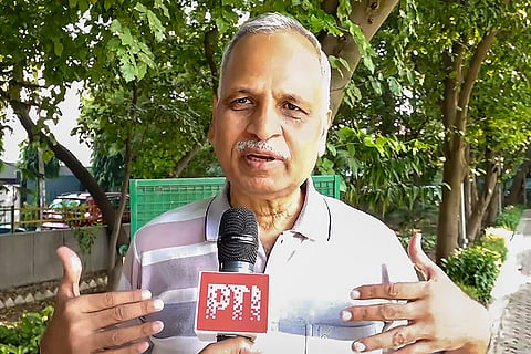 Satyendar Jain addresses media