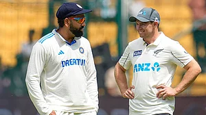 | Photo: AP/Aijaz Rahi : IND Vs NZ 1st Test: New Zealand's captain Tom Latham, right, speaks to India's captain Rohit Sharma