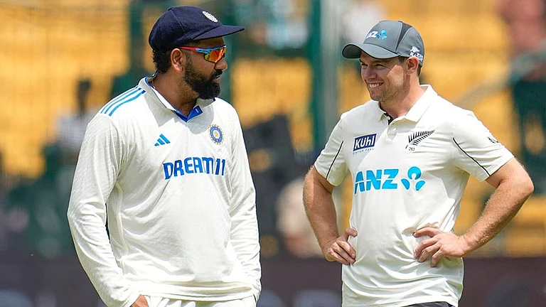 IND Vs NZ 1st Test: New Zealand's captain Tom Latham, right, speaks to India's captain Rohit Sharma - | Photo: AP/Aijaz Rahi