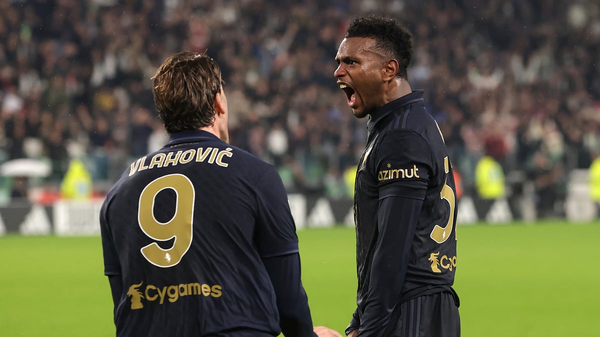 Juan Cabal and Dusan Vlahovic celebrate Mario Gila's own goal