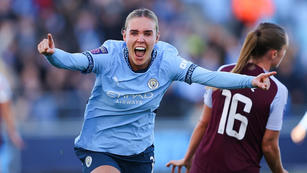 Jill Roord celebrates after scoring against Aston Villa - null