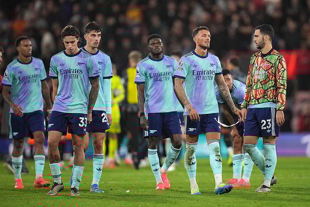 | Photo: AP/Kin Cheung : EPL 2024-25: Arsenal players react disappointed after the match against Bournemouth