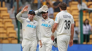 New Zealand captain Tom Latham (L)