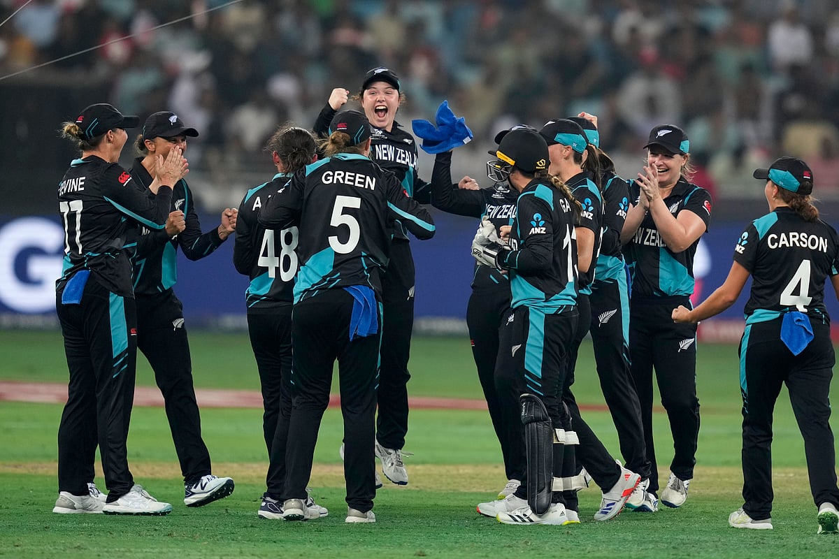 (AP Photo/Altaf Qadri) : New Zealand's players celebrate the wicket of South Africa's Anneke Bosch during the ICC Women's T20 World Cup 2024 final match between New Zealand and South Africa at Dubai, United Arab Emirates, Sunday, Oct. 20, 2024. 