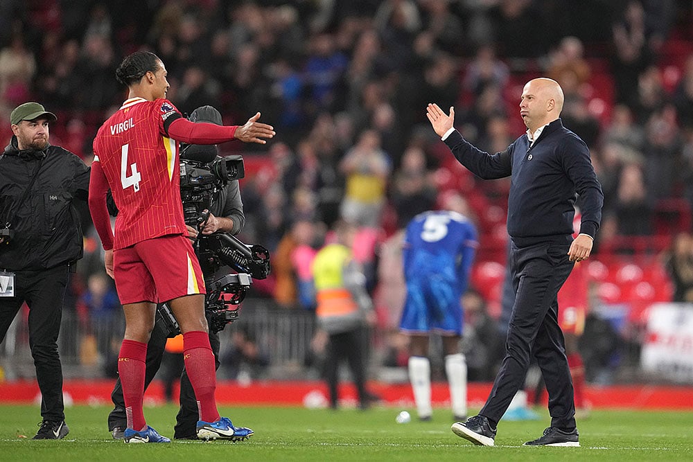 | Photo: AP/Jon Super : EPL 2024-25: Liverpool's manager Arne Slot, right, greets Liverpool's Virgil van Dijk