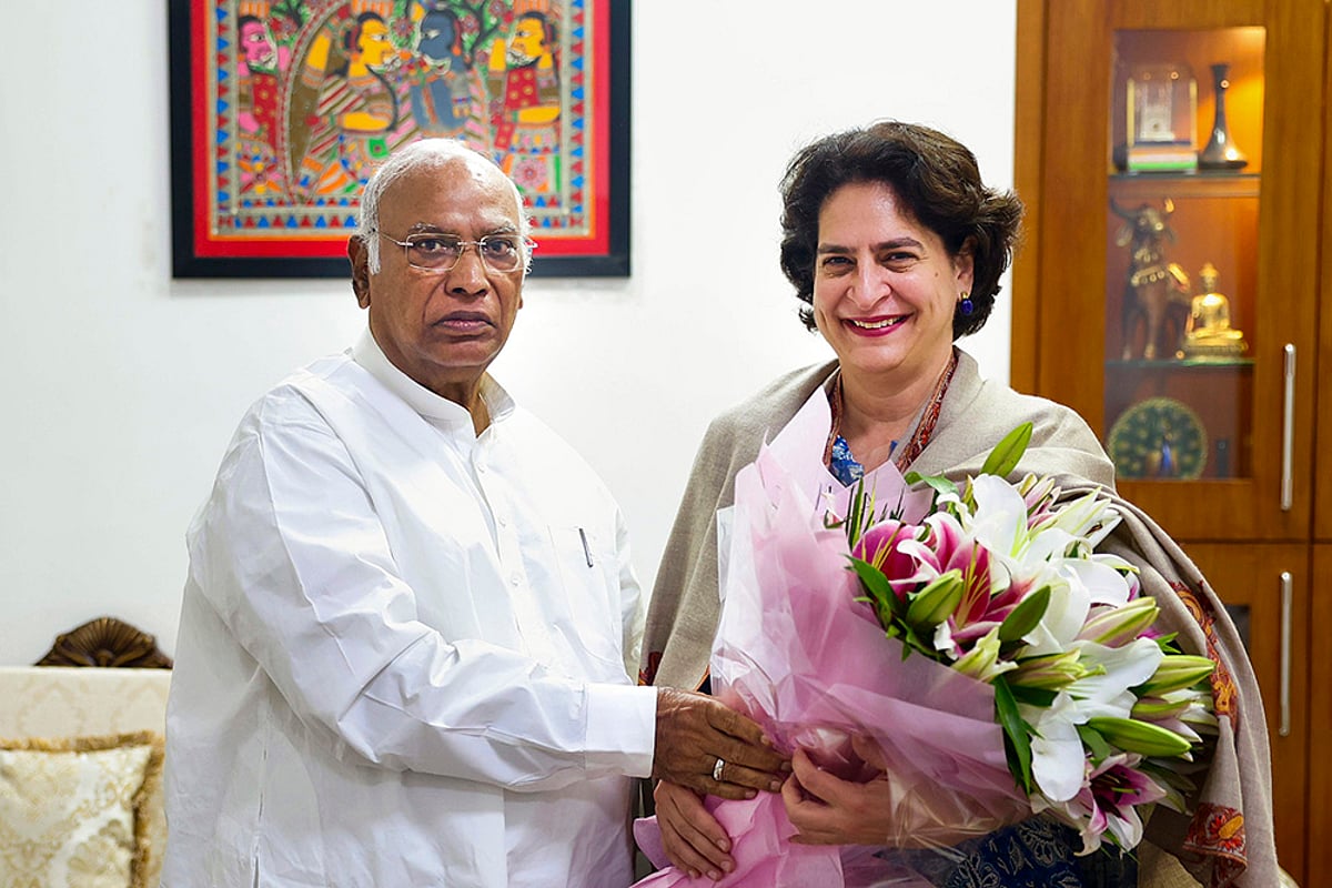 Mallikarjun Kharge meets Priyanka Gandhi Vadra