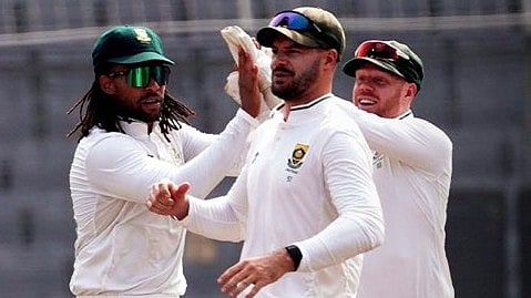 X/ProteasMenCSA : BAN vs RSA 1st Test: South African players celebrate a wicket.