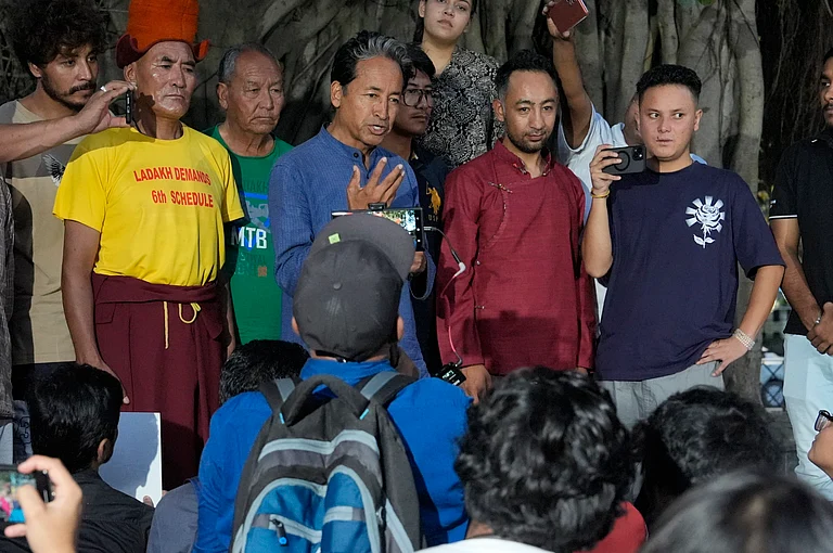 Sonam Wangchuk addresses a group of students - Vikram sharma