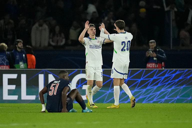 Champions League 2024-25: PSV players perform a high five after the match against PSG - | Photo: AP/Christophe Ena