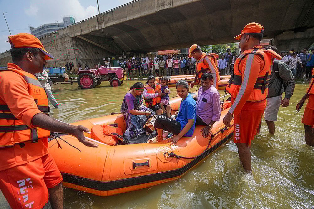 | Photo: PTI/Shailendra Bhojak : Karnataka Rains: NDRF personnel rescue residents