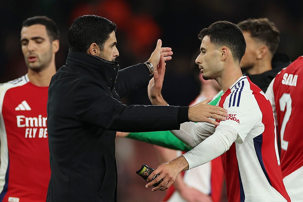 | Photo: AP/Ian Walton : Champions League 2024-25: Arsenal's manager Mikel Arteta, front left, and Arsenal's Gabriel Martinelli celebrate at the end of the match