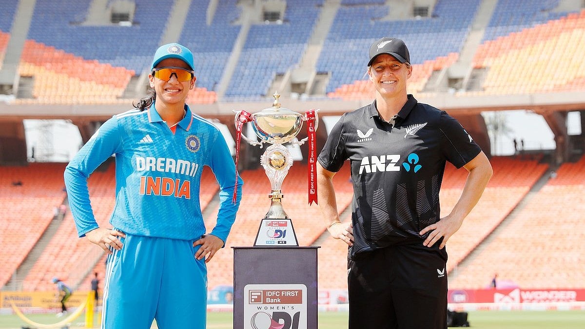 Photo: X | Johns. : India captain Smriti Mandhana and New Zealand skipper Sophie Devine posing with the trophy.