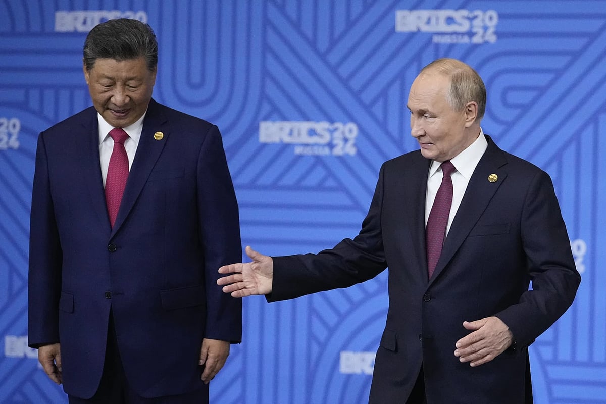 AP : Russian President Vladimir Putin (R),  Chinese President Xi Jinping (L) 