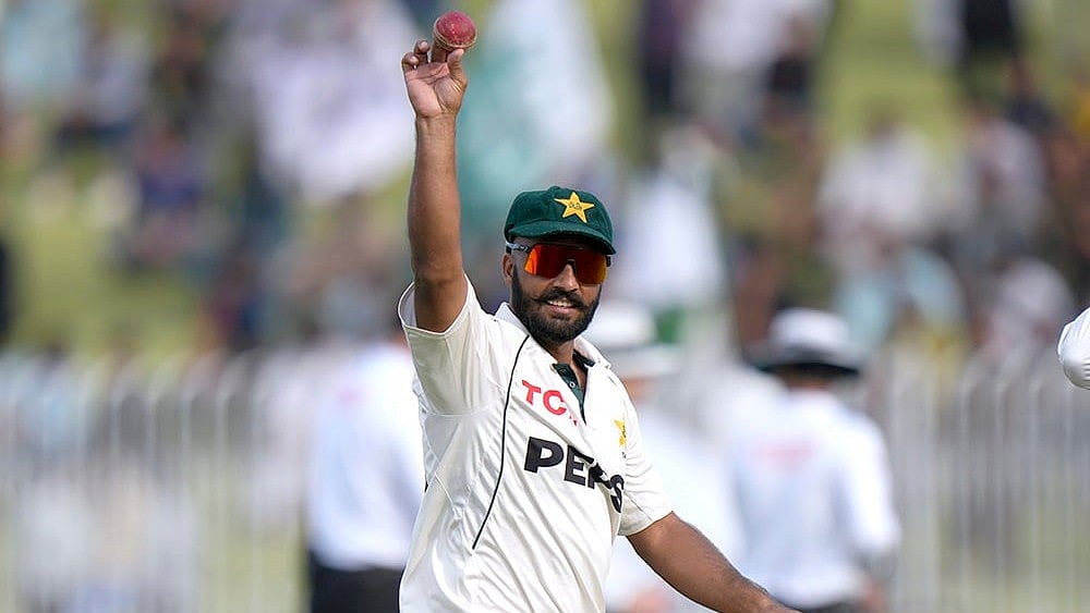 | Photo: AP/Anjum Naveed : Pakistan vs England 3rd Test: Pakistan's Sajid Khan shows the ball after took six wickets