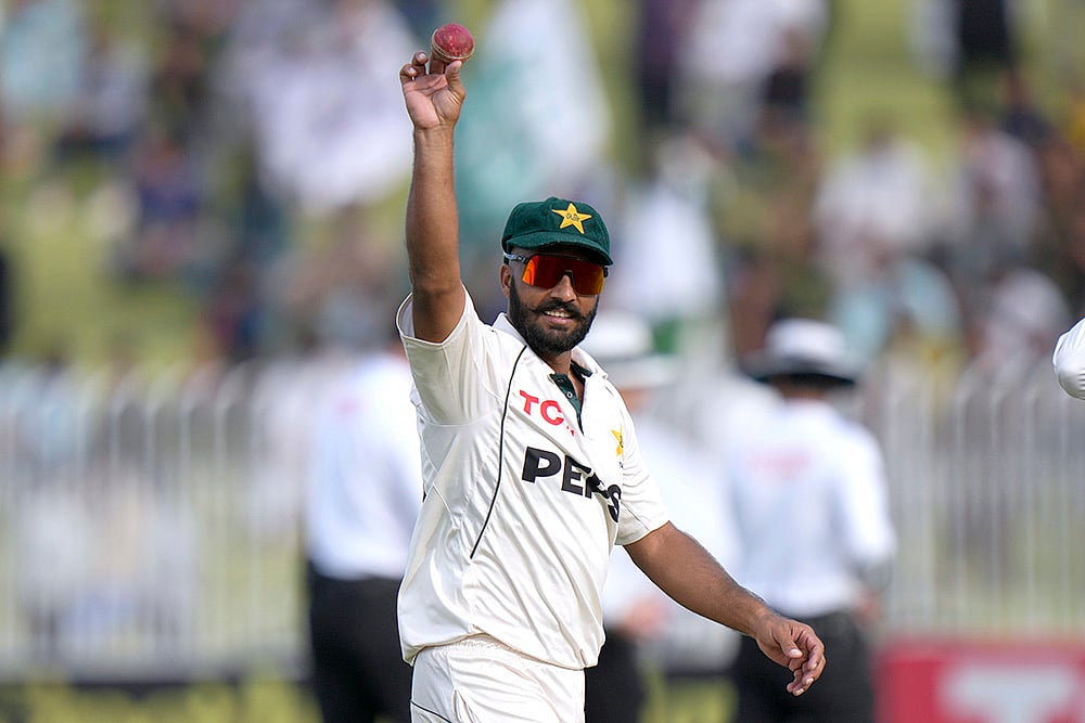 | Photo: AP/Anjum Naveed : Pakistan vs England 3rd Test: Pakistan's Sajid Khan shows the ball after took six wickets
