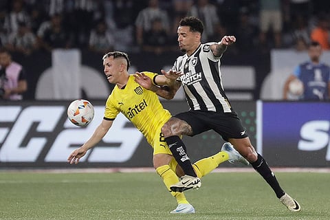Copa Libertadores, SF 1st Leg: Gregore of Brazil's Botafogo, right, fights for the ball with Leonardo Fernandez of Uruguay's Penarol