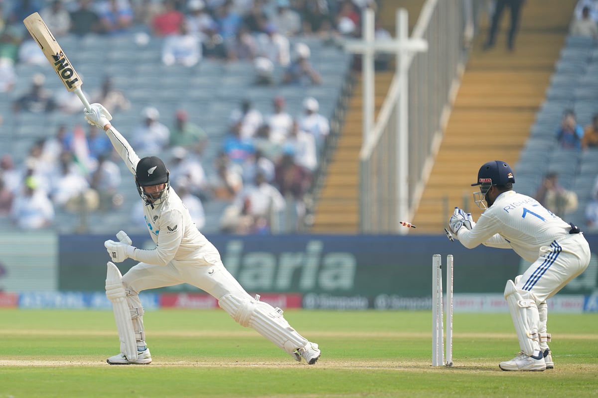 (AP Photo/Rafiq Maqbool) : India's wicketkeeper Rishabh Pant, right, unsuccessfully attempts to stump out of New Zealand's Devon Conway during the day one of the second cricket test match between India and New Zealand at the Maharashtra Cricket Association Stadium , in Pune, India, Thursday, Oct. 24, 2024. 