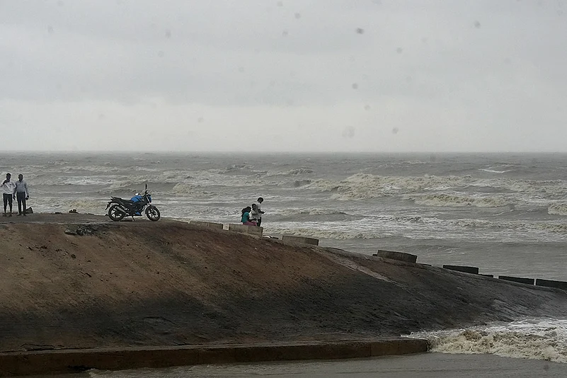 India weather severe Cyclonic storm Dana in west bengal Photos_6