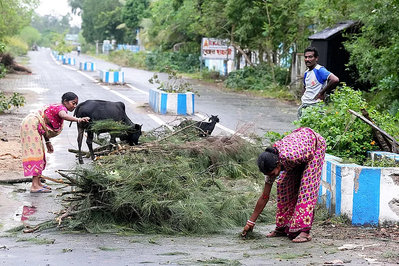 India weather severe Cyclonic storm Dana in west bengal Photos_3