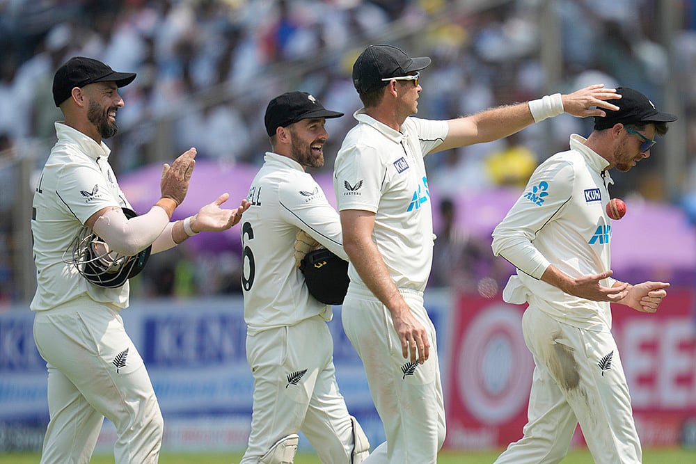 | Photo: AP/Rafiq Maqbool : India Vs New Zealand 2nd Test: New Zealand players applaud New Zealand's Mitchell Santner, right, after he took seven wickets