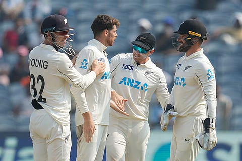 India Vs New Zealand 2nd Test: New Zealand's Mitchell Santner celebrates the dismissal of India's Shubman Gill with his team mates
