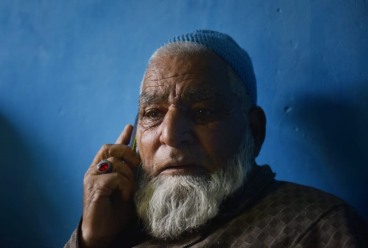  Yasir Iqbal/ Outlook : Abdul Ahad Mir father of deceased Zahoor Ahmad Mir an army porter who got killed in Gulmarg attack