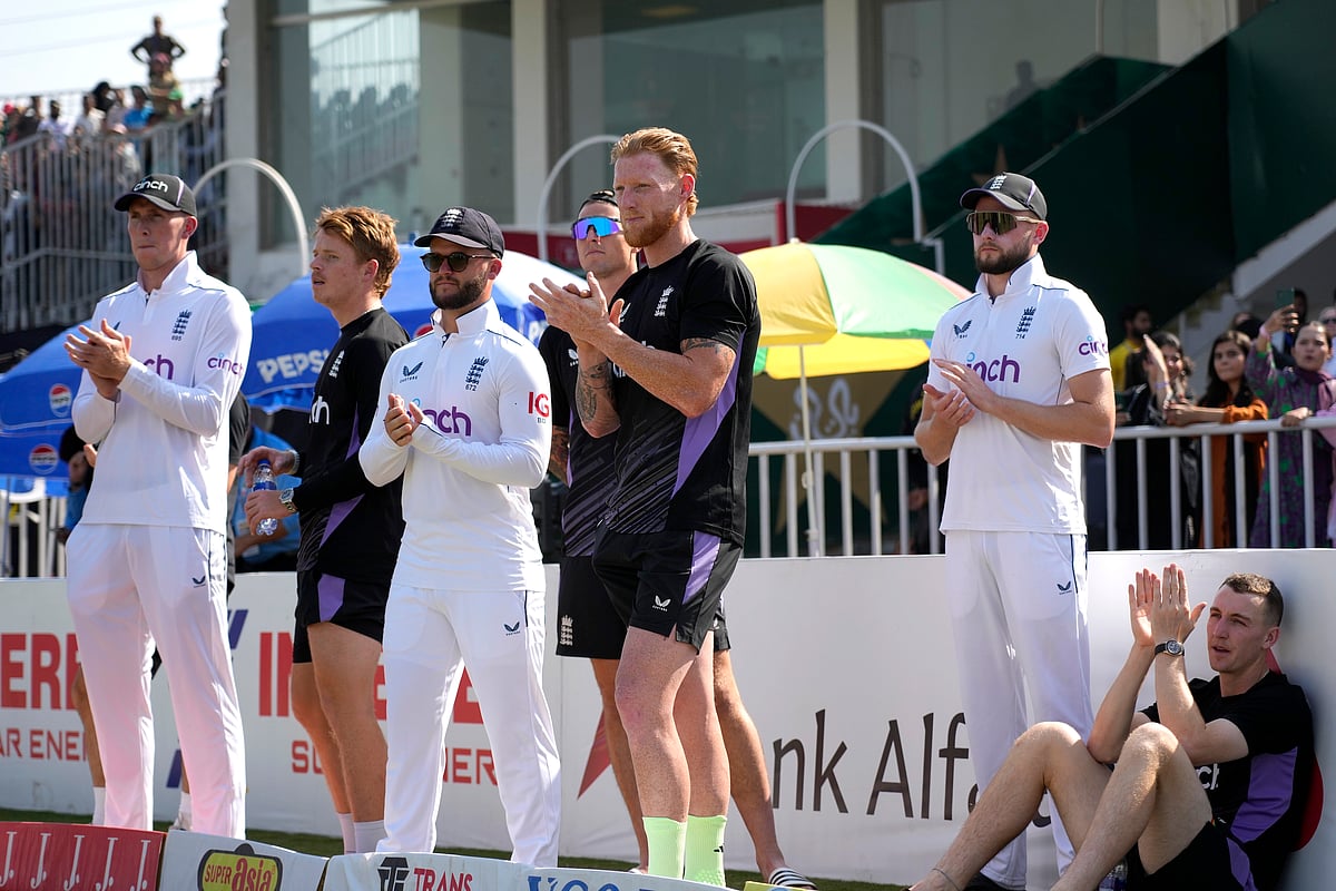 (AP Photo/Anjum Naveed) : England's Ben Stokes, center, and teammates clap in an awarding ceremony on the end of third test cricket match between Pakistan and England, in Rawalpindi, Pakistan, Saturday, Oct. 26, 2024. 