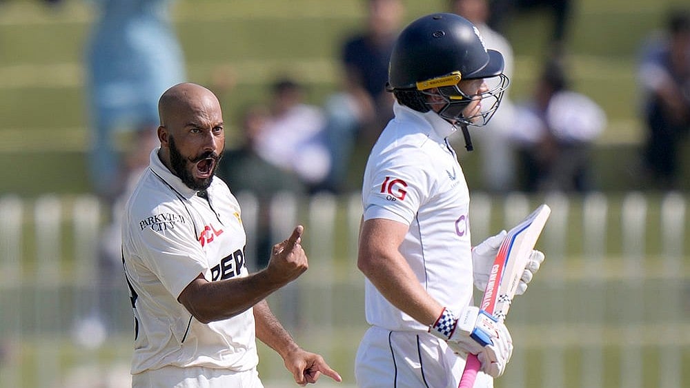 | Photo: AP/Anjum Naveed : Pakistan vs England 3rd Test: Pakistan's Sajid Khan, left, celebrates after taking the wicket of England's Ollie Pope