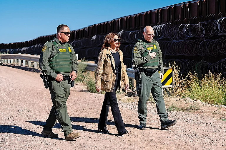 A Rare Visit: Kamala Harris visits the US-Mexico border with US Border Patrol Tucson Sector Chief John Modlin in Douglas, Arizona - Photo: Instagram/Kamala Harris