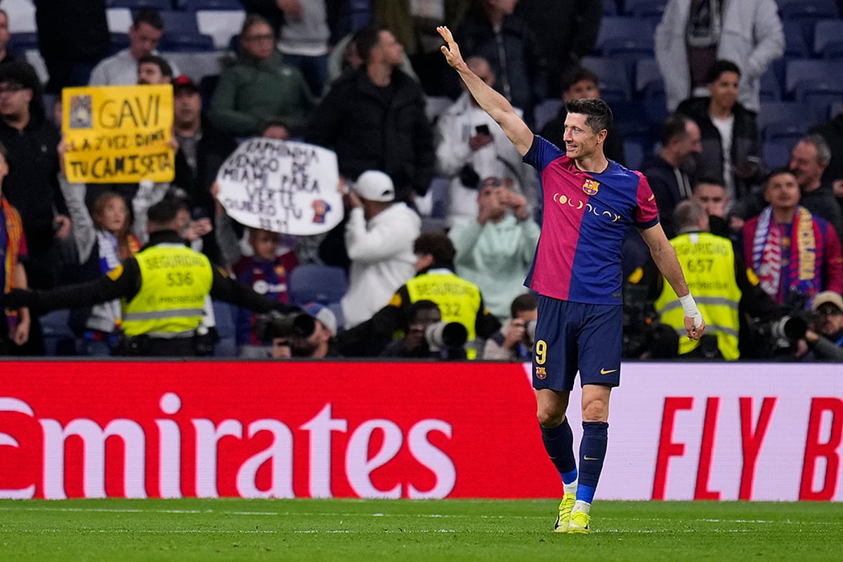 Real Madrid and Barcelona La Liga soccer photo gallery_Robert Lewandowski