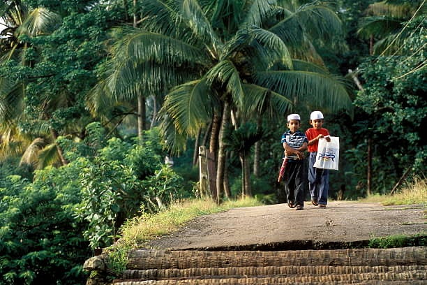 Getty Images : Muslim children on the way to a Madarasa, Kodungallur, Kerala, India.