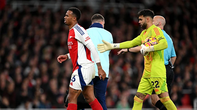 Gabriel is helped off for Arsenal - null
