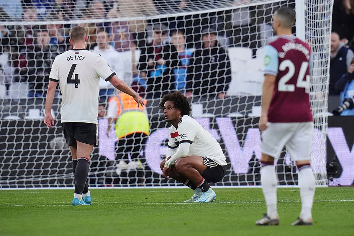 Premier League soccer West Ham United and Manchester United photo gallery_ Joshua Zirkzee