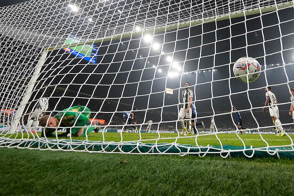 | Photo: AP/Luca Bruno : Serie A 2024-25: Inter Milan's Denzel Dumfries, covered, scores his side's fourth goal