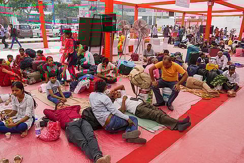 Heavy rush at Delhi station ahead of Diwali